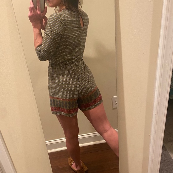 ILLA ILLA Printed V Neck 3/4 Sleeve Romper Size S - Picture 3 of 9